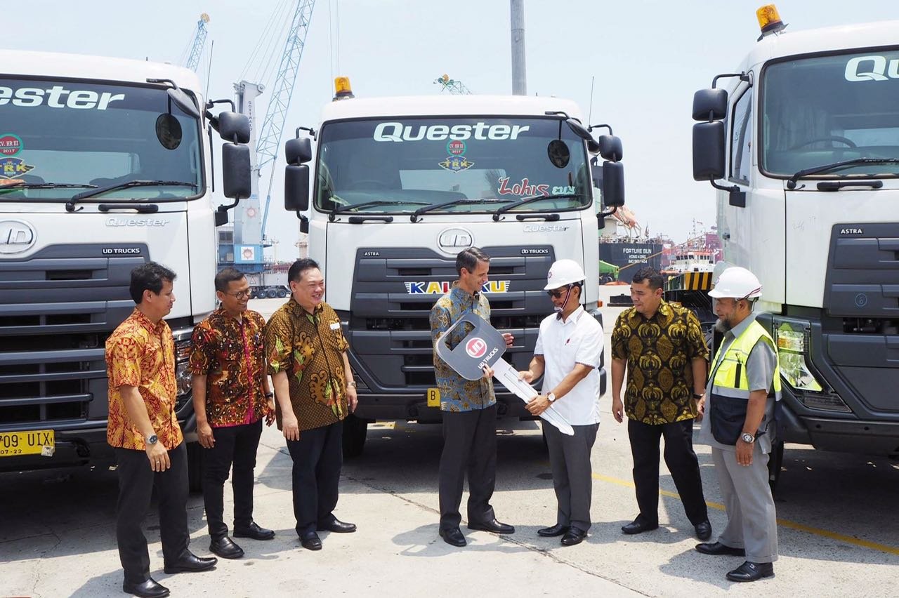 Proses muat barang ke dalam truk Fuso Canter di gudang
