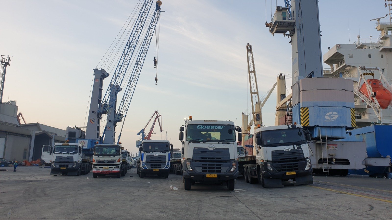 Truk Fuso Canter menavigasi jalanan sibuk di Jakarta