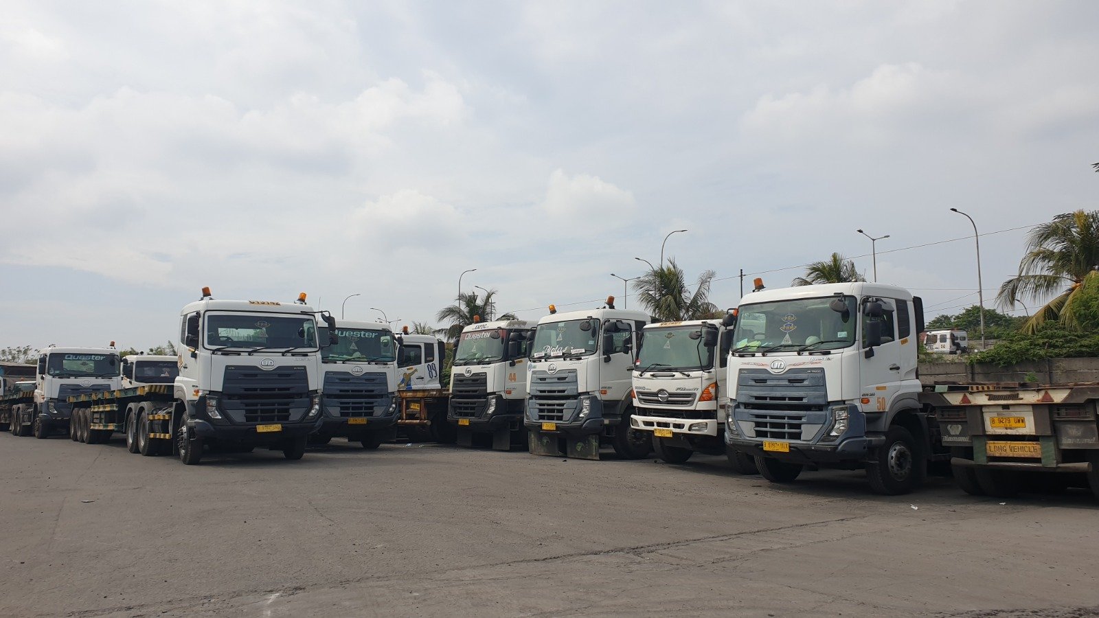 Truk Fuso Canter diparkir dan siap untuk pengiriman