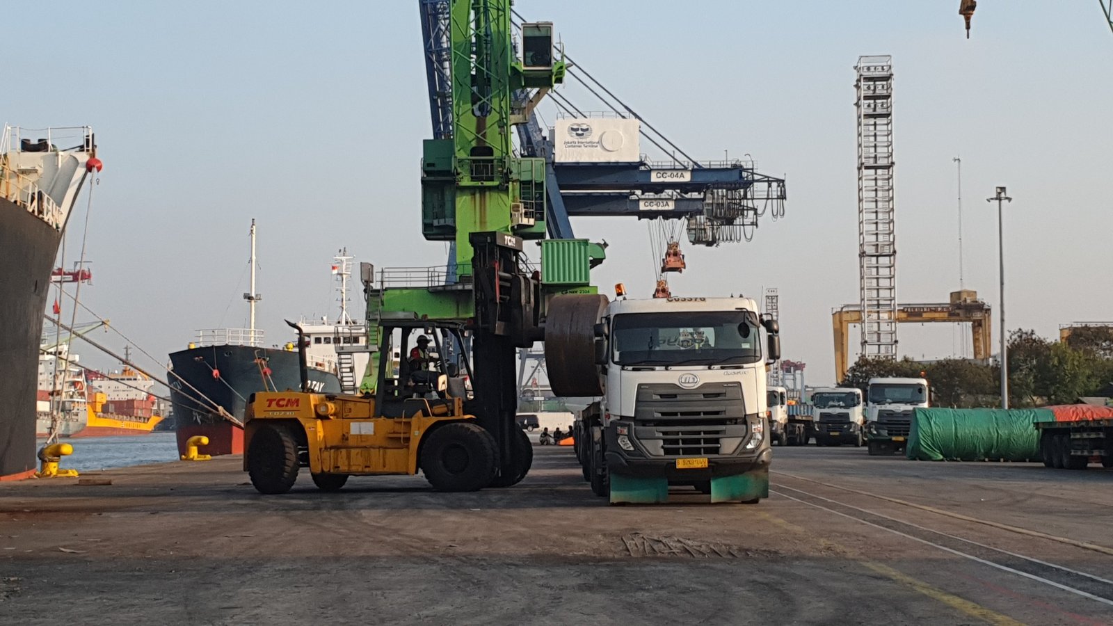 Detail bagian depan dan lampu truk Fuso Canter