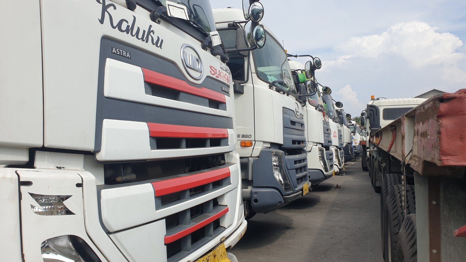 Truk Fuso Canter menavigasi jalanan sibuk di Jakarta