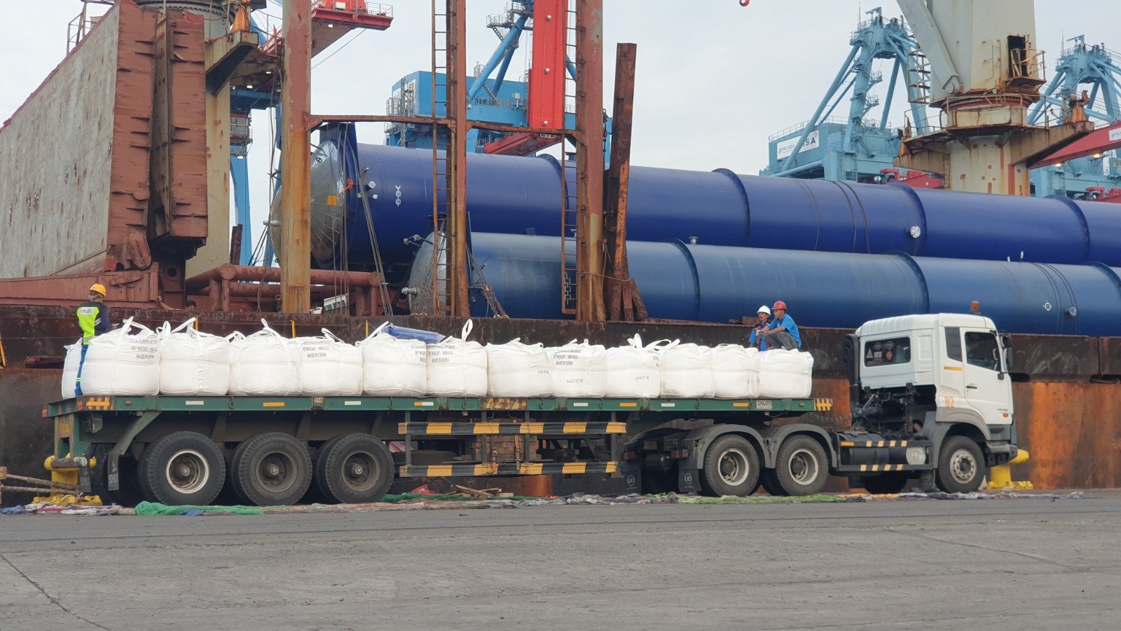 Detail bagian depan dan lampu truk Fuso Canter