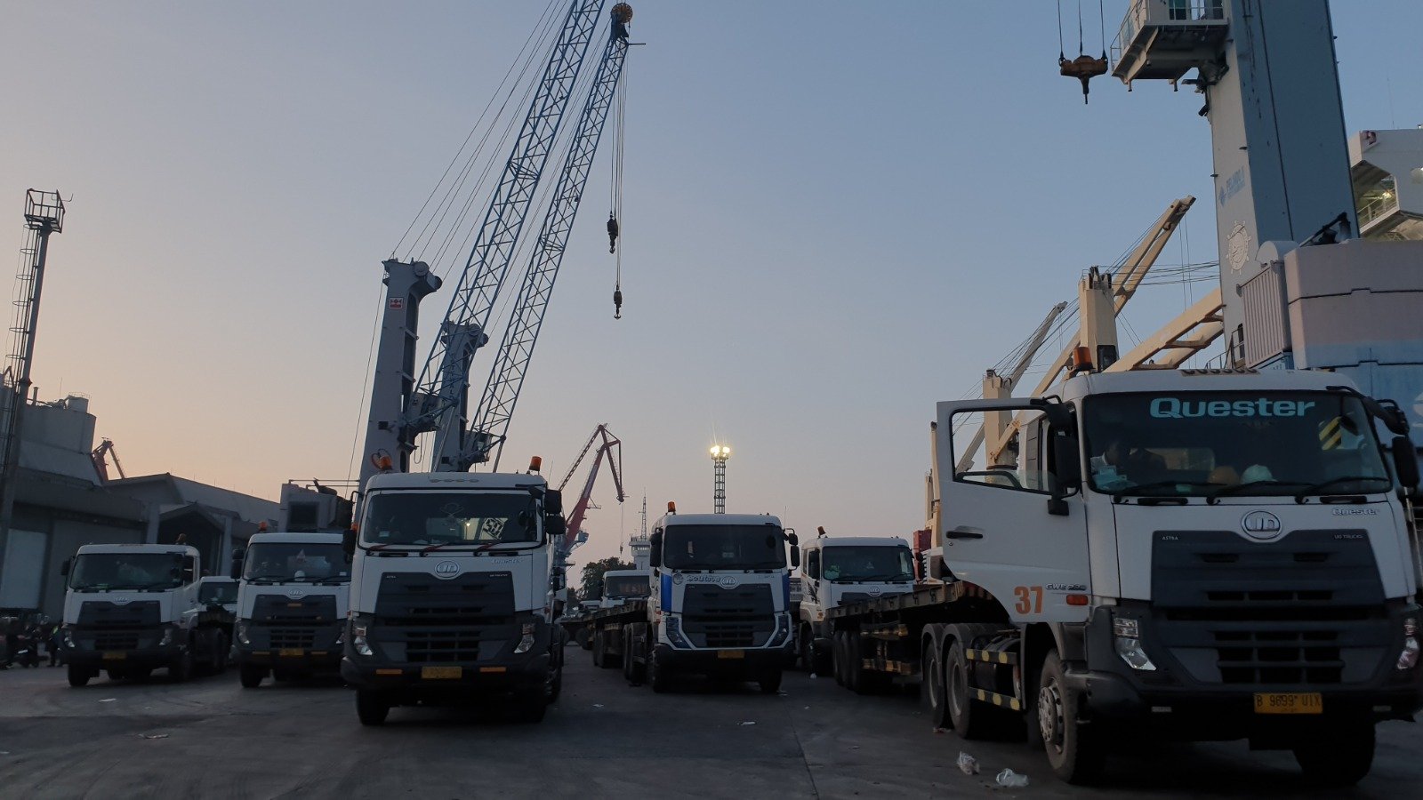 Truk Fuso Canter di jalan tol dengan latar belakang perkotaan