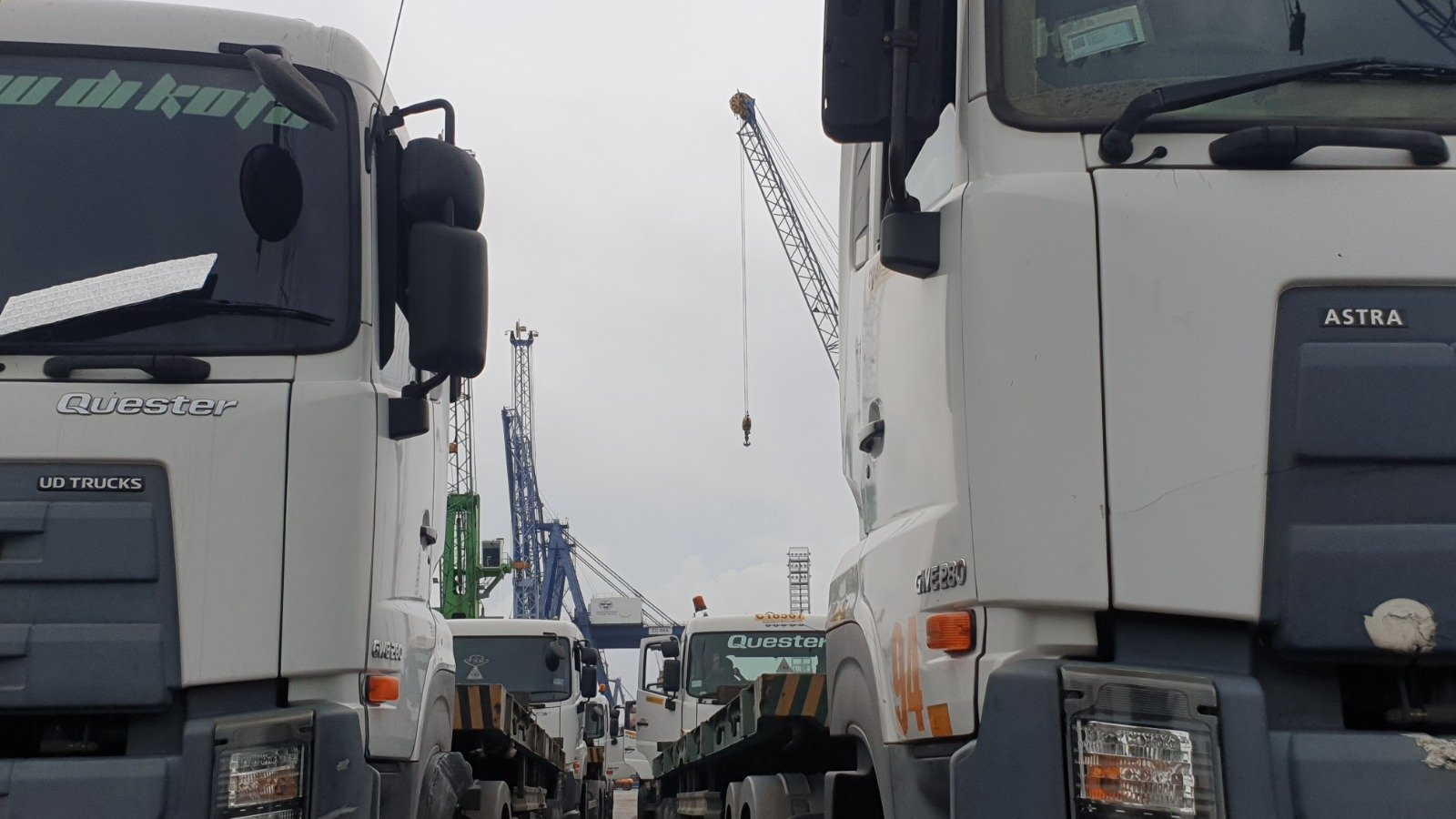 Truk Fuso Canter menavigasi jalanan sibuk di Jakarta