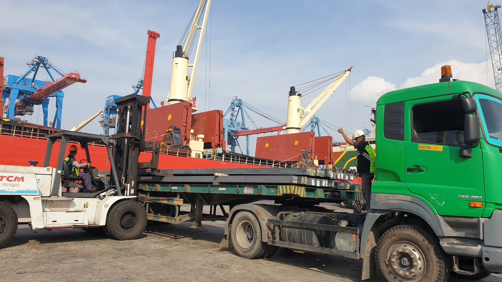 Truk Fuso Canter diparkir dan siap untuk pengiriman