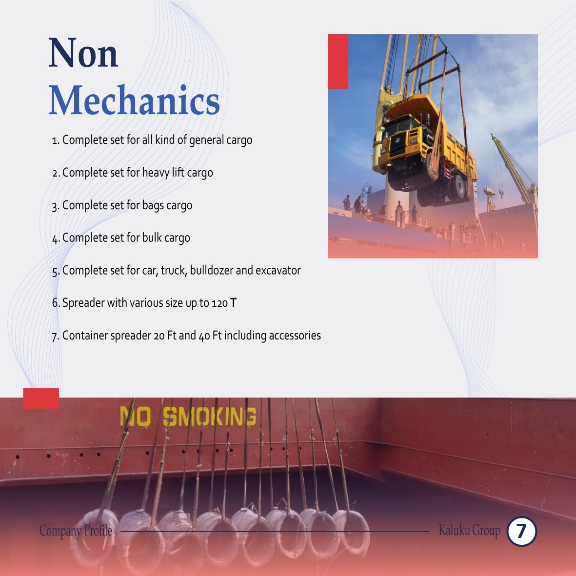 Truk Fuso Canter menavigasi jalanan sibuk di Jakarta